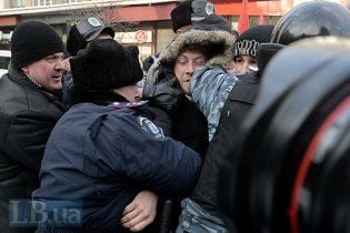 У Києві свободівці побилися з геями і забризкали їх сльозогінним газом (фото)