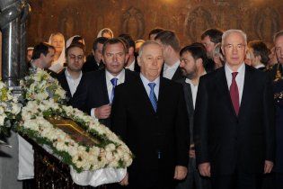 Азаров с VIP-окружением зашли к митрополиту прямо в алтарь