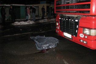 В Києві фура розчавила пішохода просто на "зебрі"