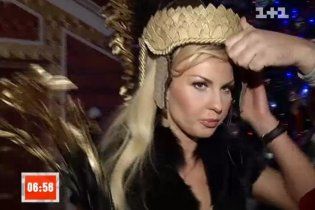 Певица Камалия наденет перья и римский шлем ради европейского глянца