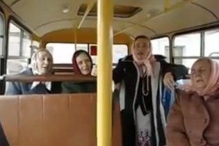 Чернігівські пенсіонерки підірвали YouTube піснею про "лісапед" (ВІДЕО)