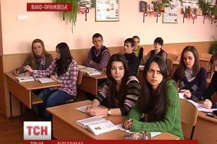 Студенти зняли "прихованою камерою", як викладачка збирає по 100 грн за заліки