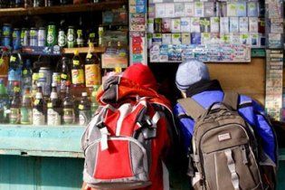 Українцям хочуть заборонити купувати сигарети з пивом у кіосках-"гадюшниках"