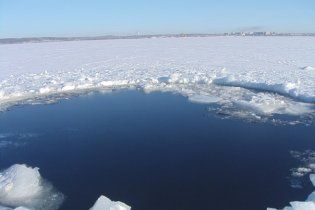 Водолази полізуть у крижане озеро за рештками метеориту