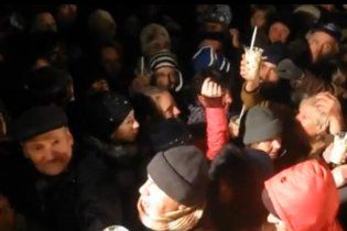 Севастопольцы организовали масштабную давку на раздаче бесплатного оливье (видео)