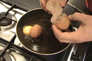 Курица снесла британцу яйцо-матрешку (видео)