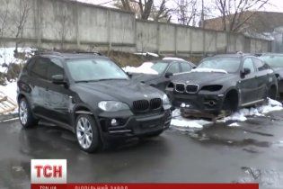 В Ровно мошенники собирали элитные BMW и Mercedes на подпольном заводе