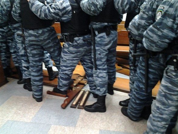 Беркут виштовхує нардепів, Суд у справі Щербаня_2