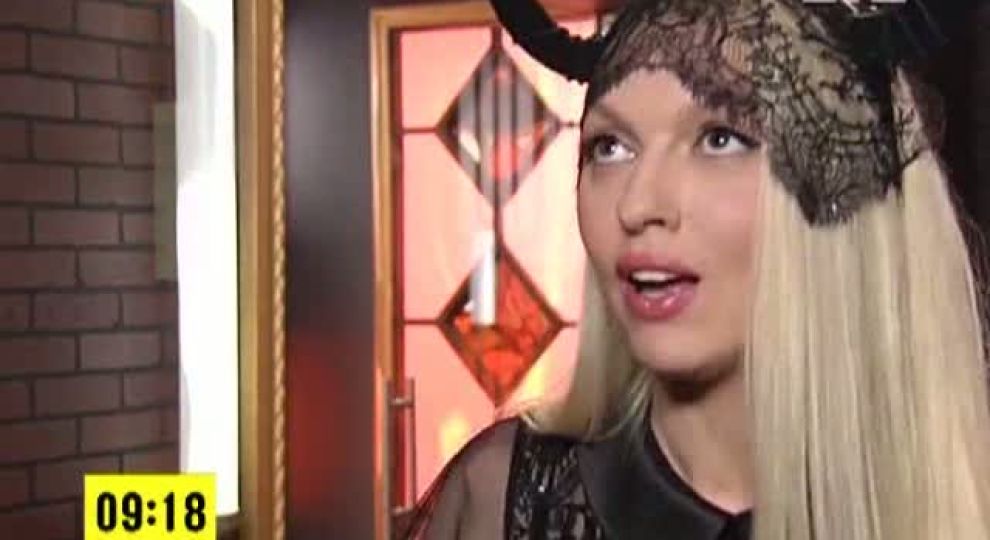 смысла. симпатичная крошка на улице показывает пирсинг и сиськи что делали без вашей