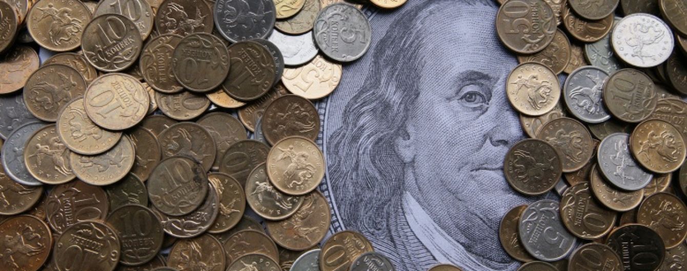 Центробанк России еще сильнее обрушил курс рубля
