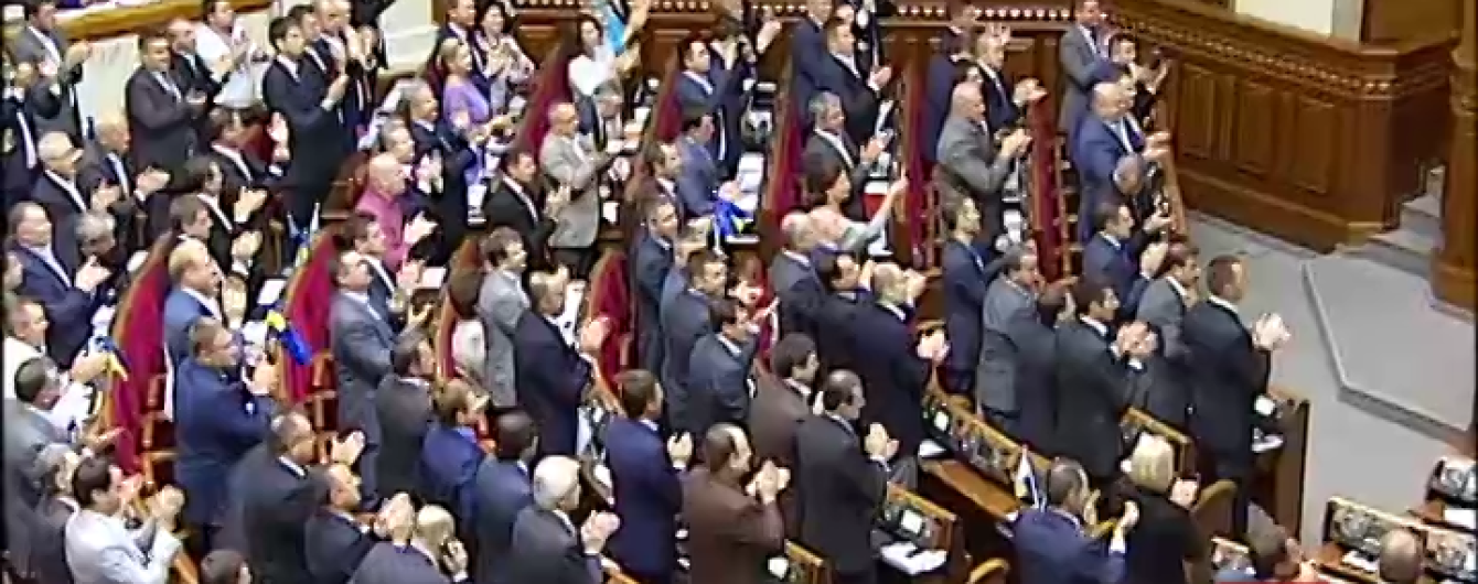 Рада рассматривает изменения к Конституции относительно децентрализации. Онлайн-трансляция