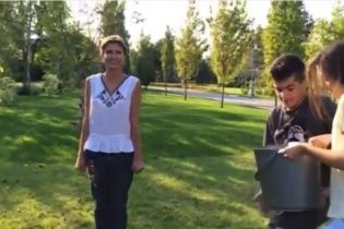 Родина Порошенка облилася крижаною водою в естафеті Ice Bucket Challenge (відео)