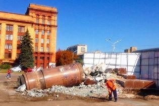 Пам'ятник Леніну у Дніпропетровську остаточно перетворили в купу каміння