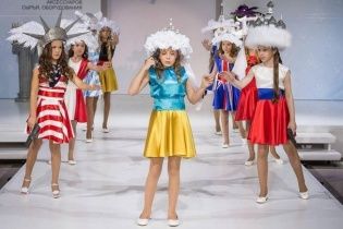 Дитина в образі України ледь не "застрелилася" на показі мод у Москві (відео)