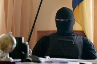 Яценюк вручил раненым Семенченко орден Хмельницкого, а Парасюку - именное оружие