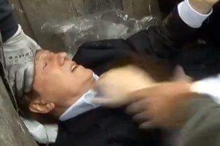 Под Радой нардепа Журавского активисты выбросили на помойку