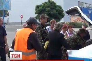 Бойцы АТО поделились с жителями Авдеевки своими продуктами, а детей угостили сладостями