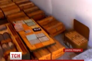 В заброшенном доме на Днепропетровщине нашли огромный склад нового оружия