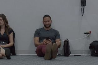 Samsung откровенно посмеялся над зависимостью владельцев iPhone от розетки