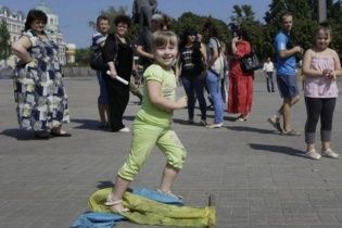 "Донецьк помер". Користувачів соцмереж обурило фото дівчини, яка топтала український прапор