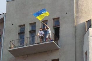 Жители Славянска встречают украинских солдат с государственными флагами в руках