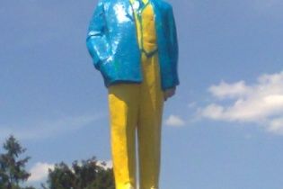 На Кіровоградщині Леніна пофарбували в жовто-блакитні кольори