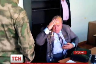 У Запоріжжі закидали яйцями та "люстрували" сміттям затятого екс-регіонала