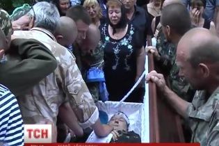 В Хмельницкой области простились с погибшим "айдаровцем", который отдал свой бронежилет собрату