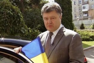 Порошенку сподобався прапор України над московською висоткою