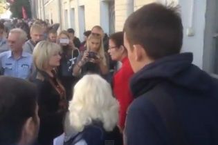 Активисты с петардами пытались "выкинуть" жену Луценко на помойку (видео)