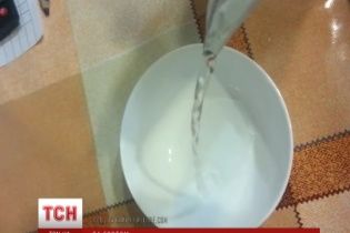 Кримчанам замість молока у пакетах продають звичайну воду