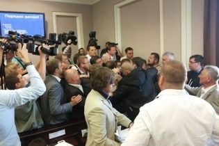 У Київраді депутати побились через земельні питання