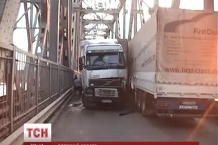Столкновение двух фур на 6 часов заблокировало движение по самой длинной плотине Украины
