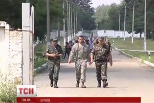 Волонтеры передали силовикам из танковой бригады 80 бронежилетов