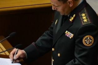 Новый министр обороны после присяги "расписался" ручкой с закрытым колпачком