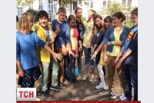 Школьники в Москве пришли на уроки в сине-желтой одежде
