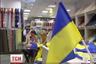 Біженці зі Сходу заробляють на життя, шиючи прапори України