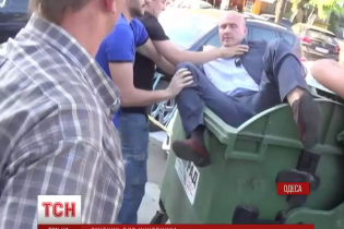 "Твоє робоче місце тут!". В Одесі активісти викинули чиновника-корупціонера на смітник