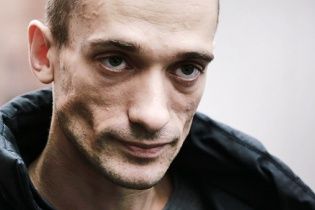 На Красній площі повісився художник, протестуючи проти війни з Україною