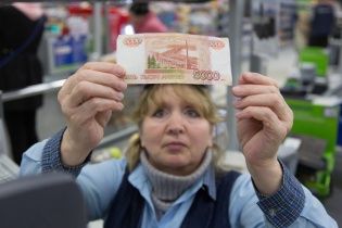 У Росії знову рухнув рубль і щохвилини неймовірно продовжують дорожчати долар і євро