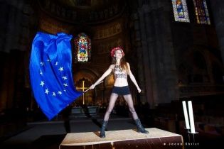 В Страсбурге полуобнаженная активистка "Femen" взобралась на алтарь собора