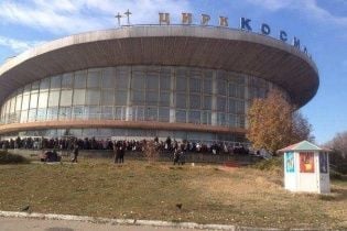 У Донецьку під цирком вишикувалася довжелезна черга за "халявною" кашею – журналіст