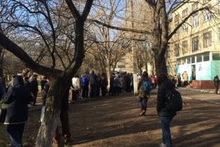Боевики "ЛНР" придушили бунт учителей и врачей и угрозами загнали их на "выборы"