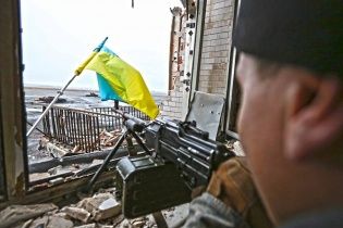 Над аэропортом Донецка подняли три флага Украины: "киборги" зачистили от боевиков новый терминал
