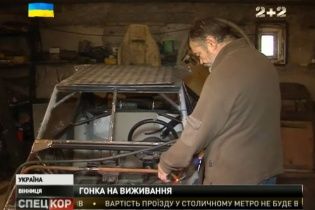 Автогонщик перетворив спорткар на полегшену бойову кулеметну машину