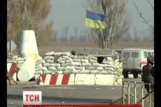 В Маріуполі військові авто підірвались на фугасі
