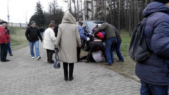 Спроба затримання за український прапор у Мінську_1
