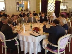 Турчинов зібрав церковників та політиків поснідати сирниками за молитвою