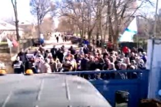 В Новофедоровке проросийские "титушки" штурмуют воинскую часть