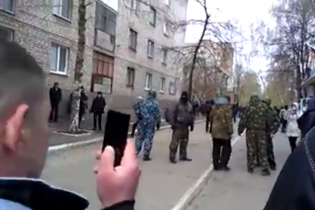 Сепаратисты в Славянске вывесили над захваченным отделом милиции триколор